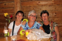 Drei Damen an der Bar